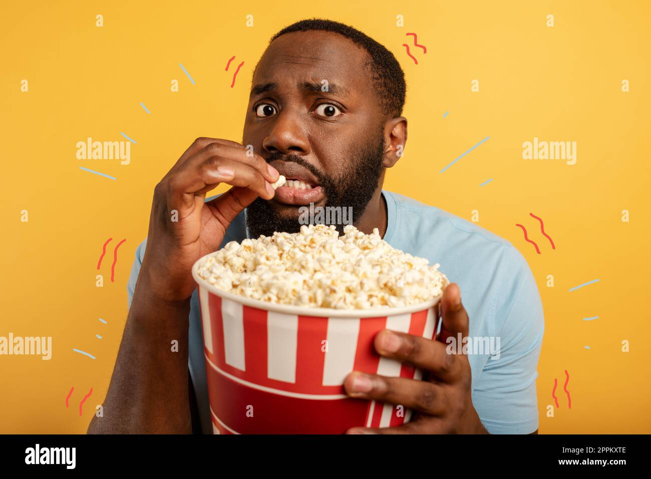 Un garçon inquiet regarde un film d'horreur. Concept de divertissement et de streaming tv. Arrière-plan Banque D'Images