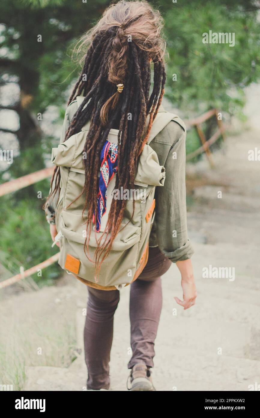 Femme avec un readlock en descendant des escaliers photographie pittoresque Banque D'Images