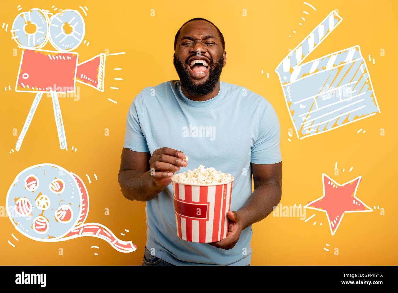 Garçon a plaisir à regarder un film. Concept de divertissement et de diffusion en continu de la télévision. Fond rouge Banque D'Images