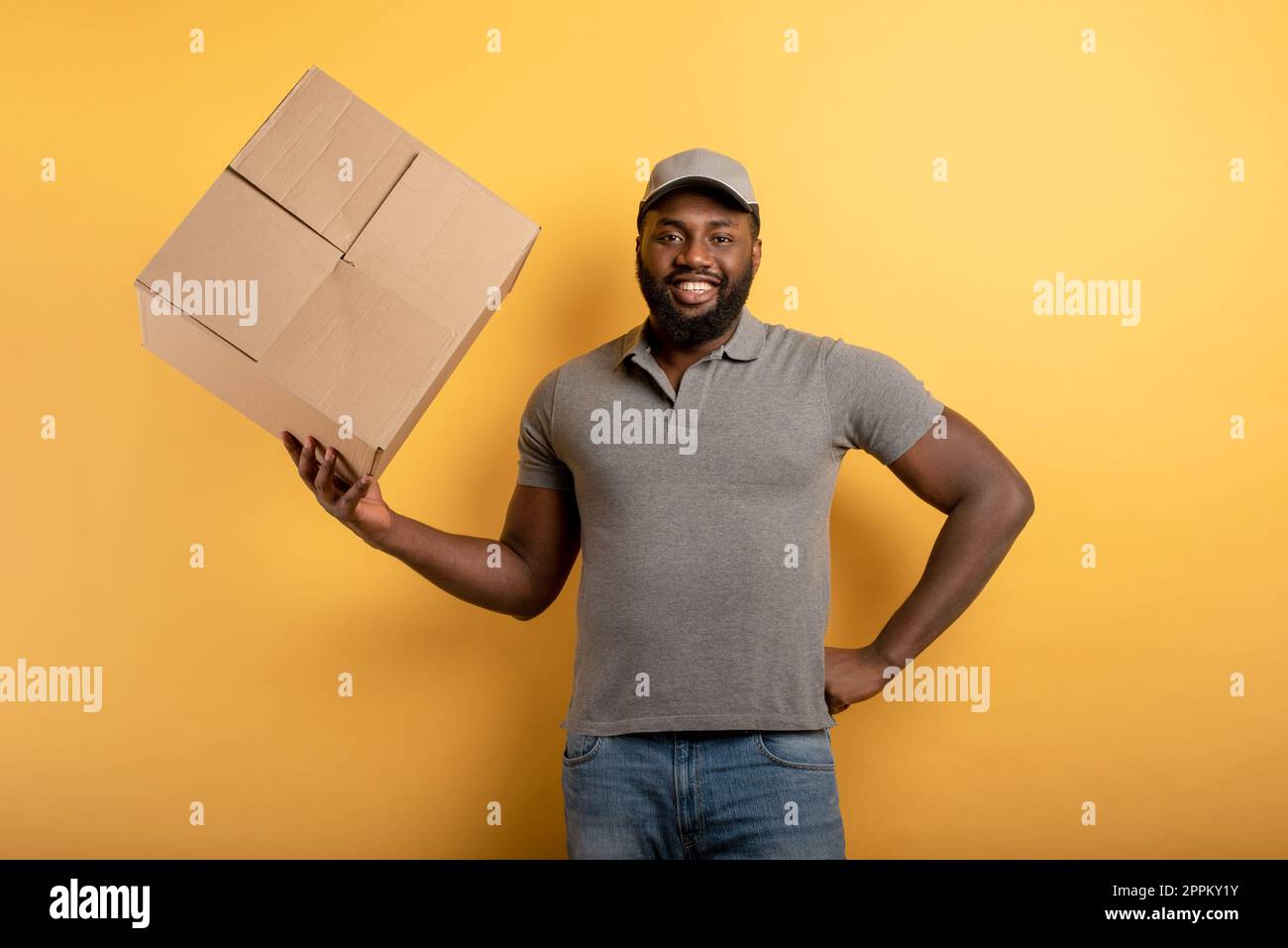 Bonne messagerie avec une boîte à livrer. Expression émotionnelle. Fond jaune Banque D'Images