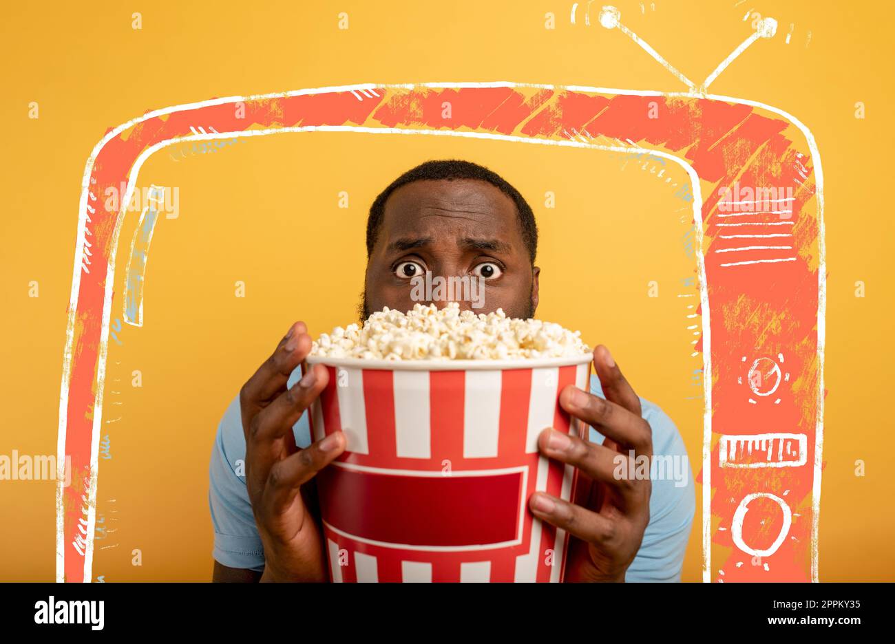 Un garçon inquiet regarde un film d'horreur. Concept de divertissement et de streaming tv. Arrière-plan Banque D'Images