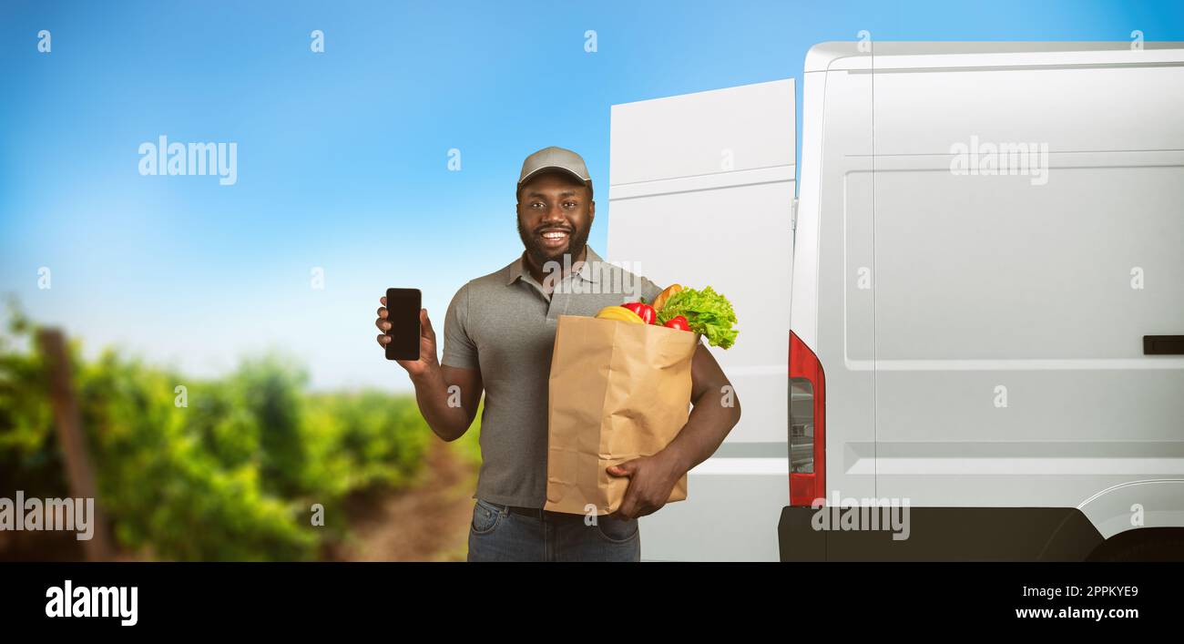 Livreur avec un sac d'épicerie plein de nourriture avec le potager d'où les produits arrivent Banque D'Images