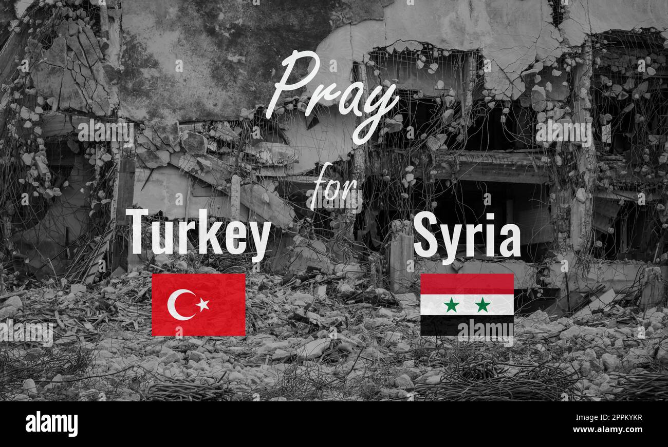 Priez pour la Turquie et la Syrie concept. Soutien et prière pour les victimes du tremblement de terre en Turquie et en Syrie. Catastrophe naturelle. Drapeau Turkiye et drapeau syrien avec des bâtiments endommagés arrière-plan après tremblement de terre. Banque D'Images