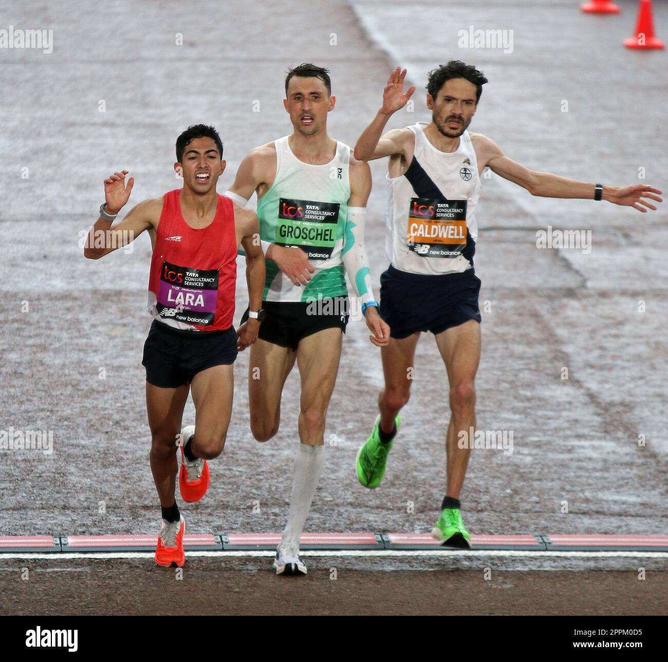 (De gauche à droite) : Frank LARA (États-Unis), Tom GROSCHEL (Allemagne), Luke CALDWELL (Grande-Bretagne) franchissent la ligne dans la course de la mens au Marathon de Londres 2023 du TCS. Banque D'Images