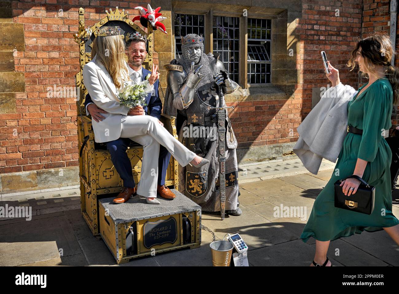 Living Statue of Richard 1, Richard the Lion Heart, et couple nouvellement marié posant pour une photo, Henley Street, Stratford upon Avon, Angleterre Banque D'Images