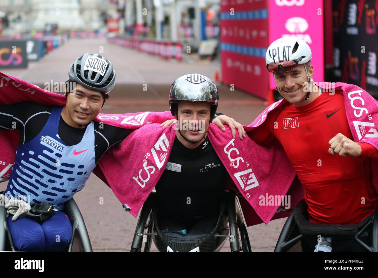 (De gauche à droite) : 3rd Tomoki Suzuki (Japon), 1st Marcel Hug (Suisse), Jetze plat (pays-Bas) dans le Marathon de Londres du TCS en fauteuil roulant T54 de 2023 hommes Banque D'Images