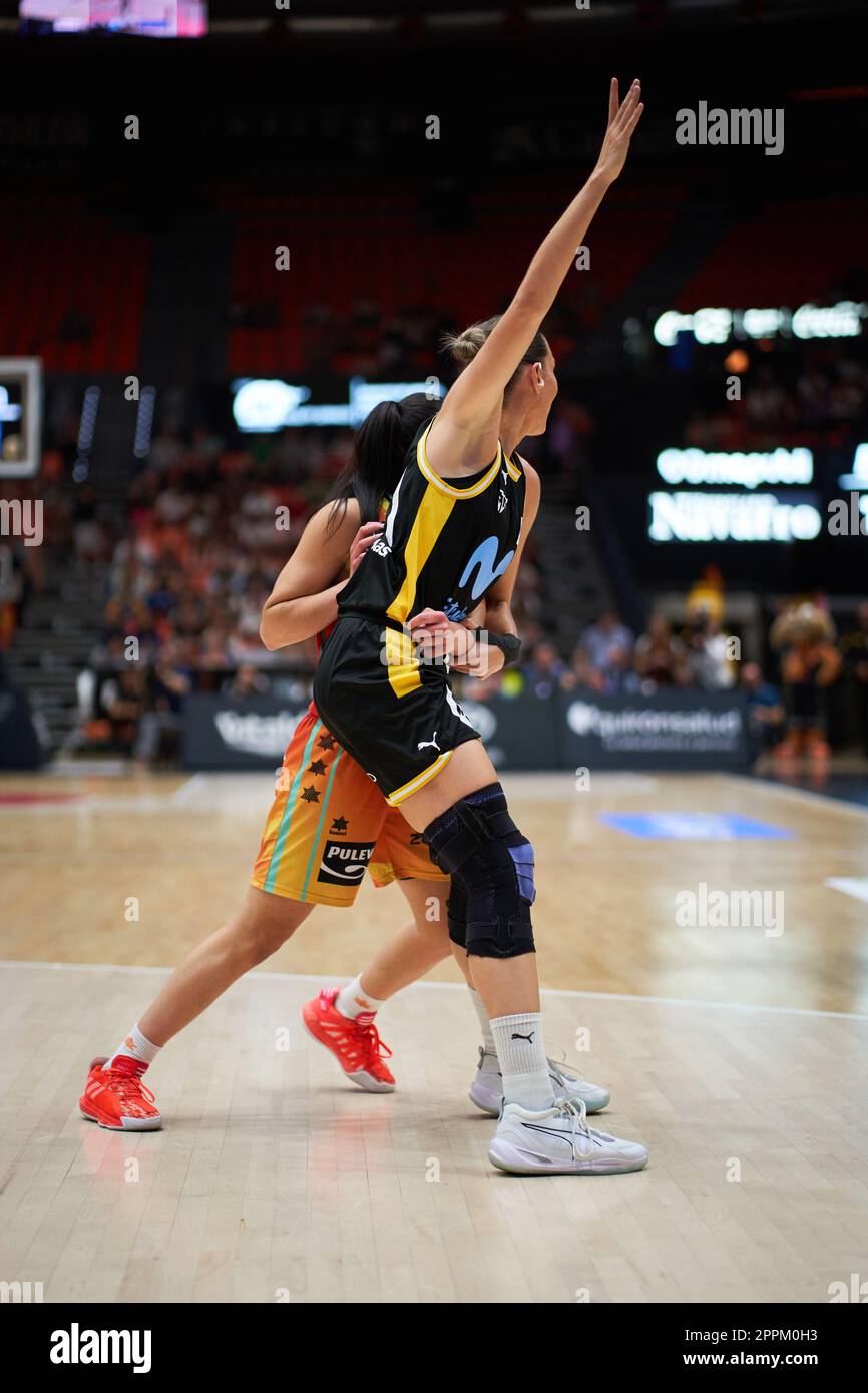 Cristina Ouvina de Valencia basket (L) et Itsaso Conde de Movistar Estudiantes (R) en action pendant les quarts de finale de Liga Endesa au Pavillon Fuente de San Luis.Valencia basket 77:35 Movistar Estudiantes Banque D'Images