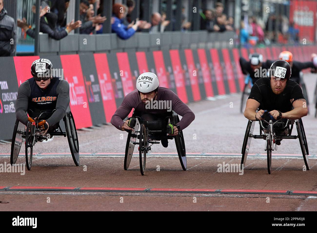 (De gauche à droite) : Evan Correll (États-Unis), Jake Lappin (Australie), Michael McCabe, (Grande-Bretagne) dans le Marathon de Londres du TCS en fauteuil roulant pour 2023 hommes et T54 Banque D'Images