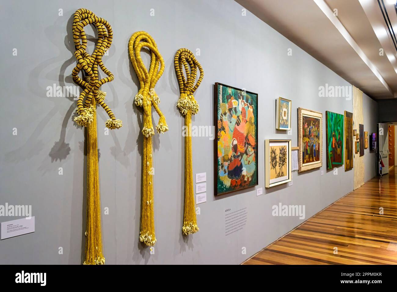 Rio de Janeiro, Brésil - 14 avril 2023: Museu de Arte do Rio (MAR). Galerie d'art présentant diverses peintures et de grandes cordes jaunes le long d'un mur gris Banque D'Images