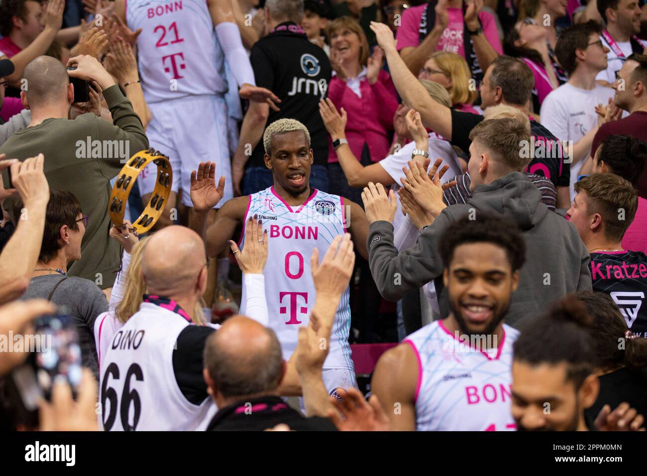 TJ SHORT II (BON, milieu) applaudit avec les fans dans le bloc de ventilateur. Jubilation, joie, célébration de l'entrée dans les quatre finales. Score final 83:77, Basketball Champions League / Telekom paniers Bonn-SIG Strasbourg / BONN vs SIG / playoffs Quarterfinales / 3rd match / Best of 3, dans le TELEKOMDOME, on 18 avril 2023 Banque D'Images