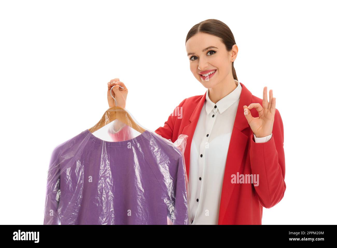 Jeune femme tenant un cintre avec un sweat-shirt sur fond blanc. Service de  nettoyage à sec Photo Stock - Alamy