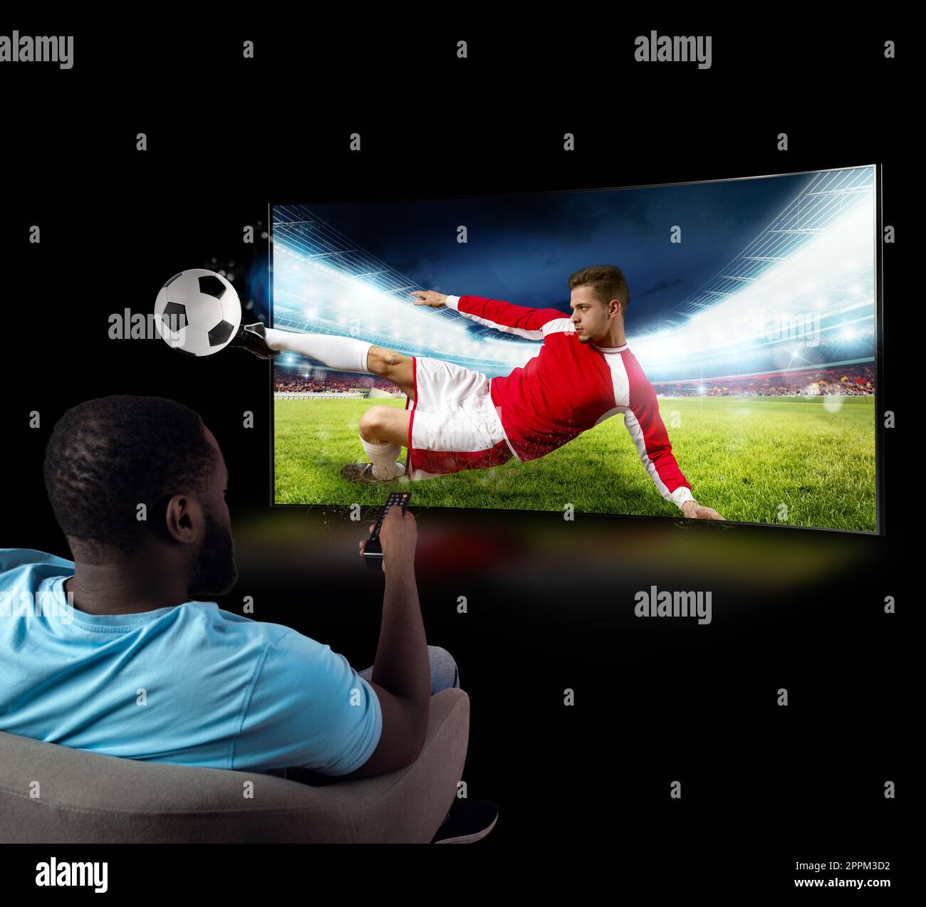 Le Viewer devant une télévision sur le fauteuil à la maison se sent à l'intérieur de l'action Banque D'Images