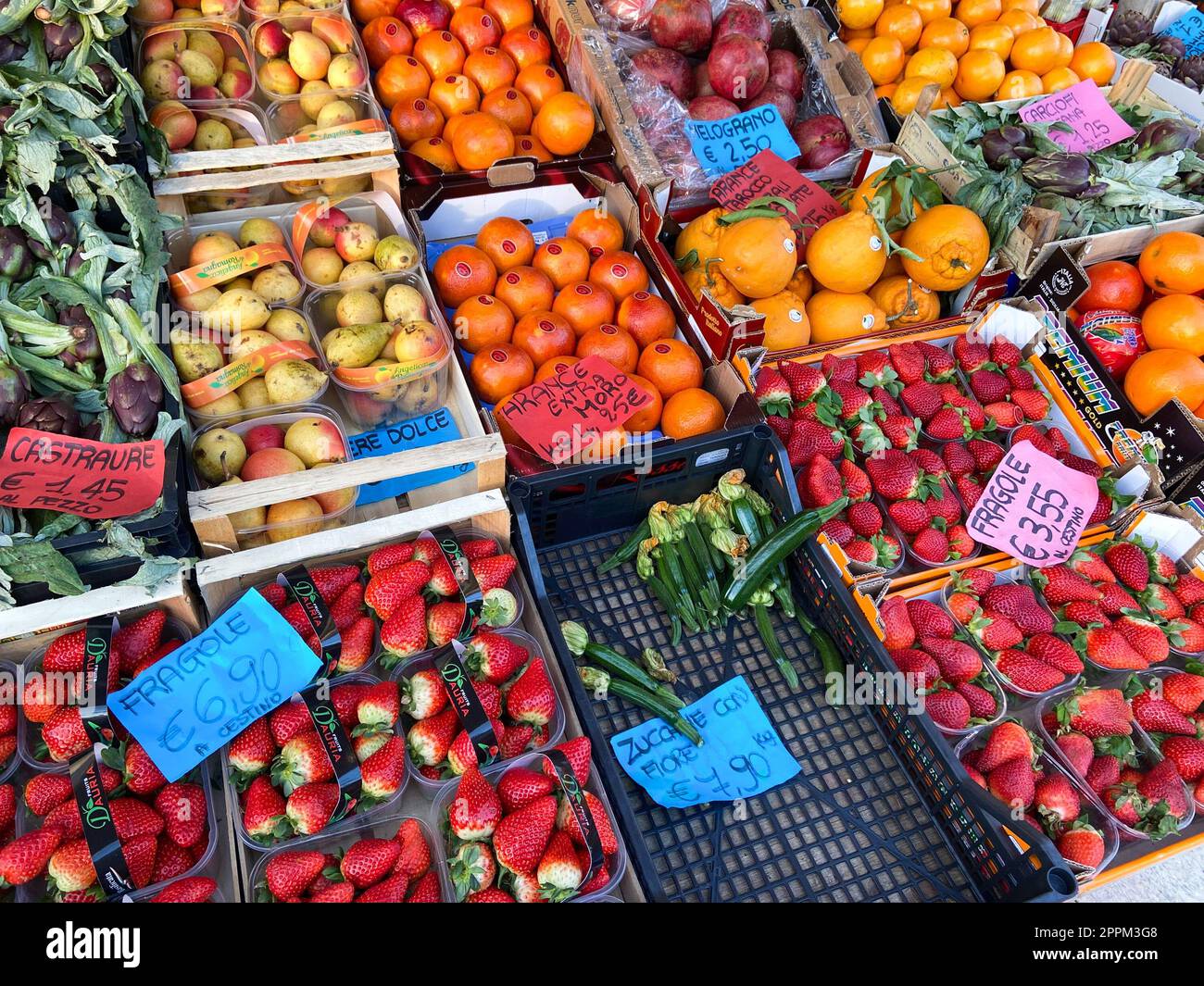 boîtes avec légumes frais , baies et fruits Banque D'Images