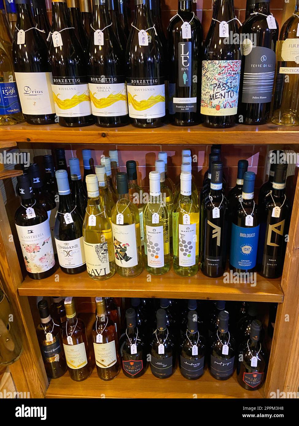 diverses bouteilles avec des vins locaux dans le magasin de vin Banque D'Images