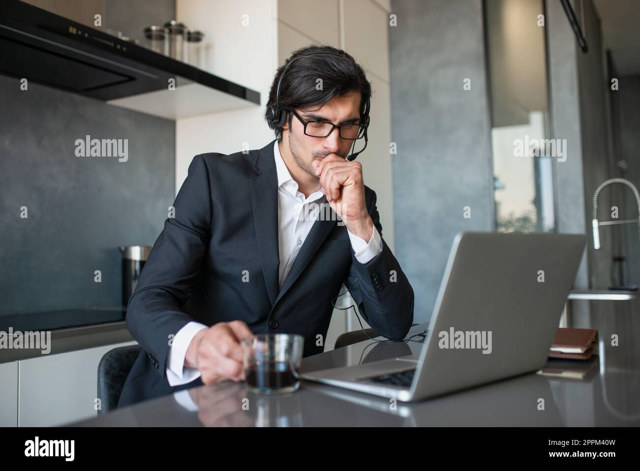 Homme d'affaires travaille à distance à la maison avec un ordinateur portable en raison de la quarantaine du coronavirus. Banque D'Images