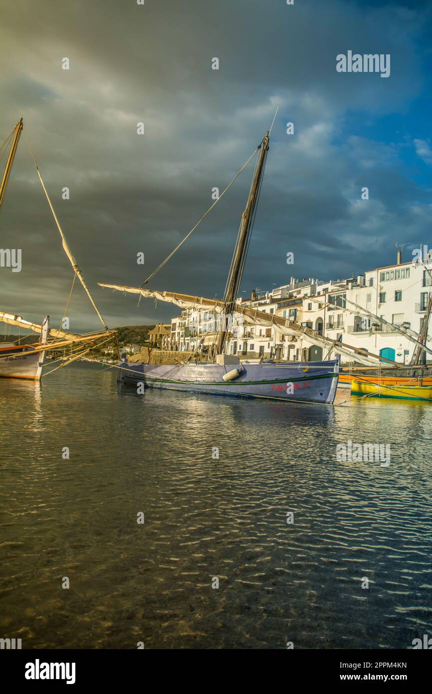 Vue sur le village de pêcheurs de Cadaques depuis la mer Banque D'Images