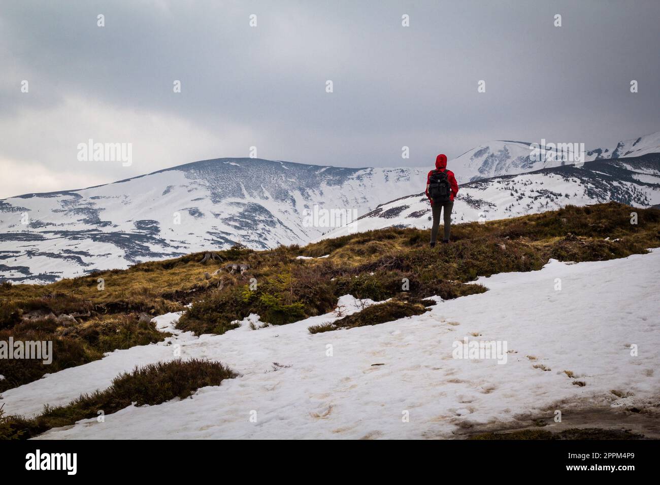 Randonneur voyageant à travers les pentes enneigées de montagne paysage photo Banque D'Images