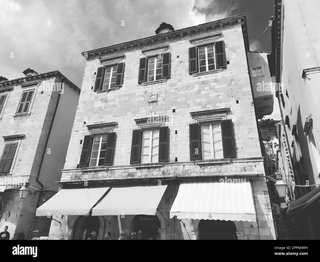 Stradun, Stradone est la rue principale du centre-ville historique de Dubrovnik en Croatie. sites architecturaux. Un endroit populaire pour les promenades touristiques. 14 août 2022 Noir et blanc Banque D'Images