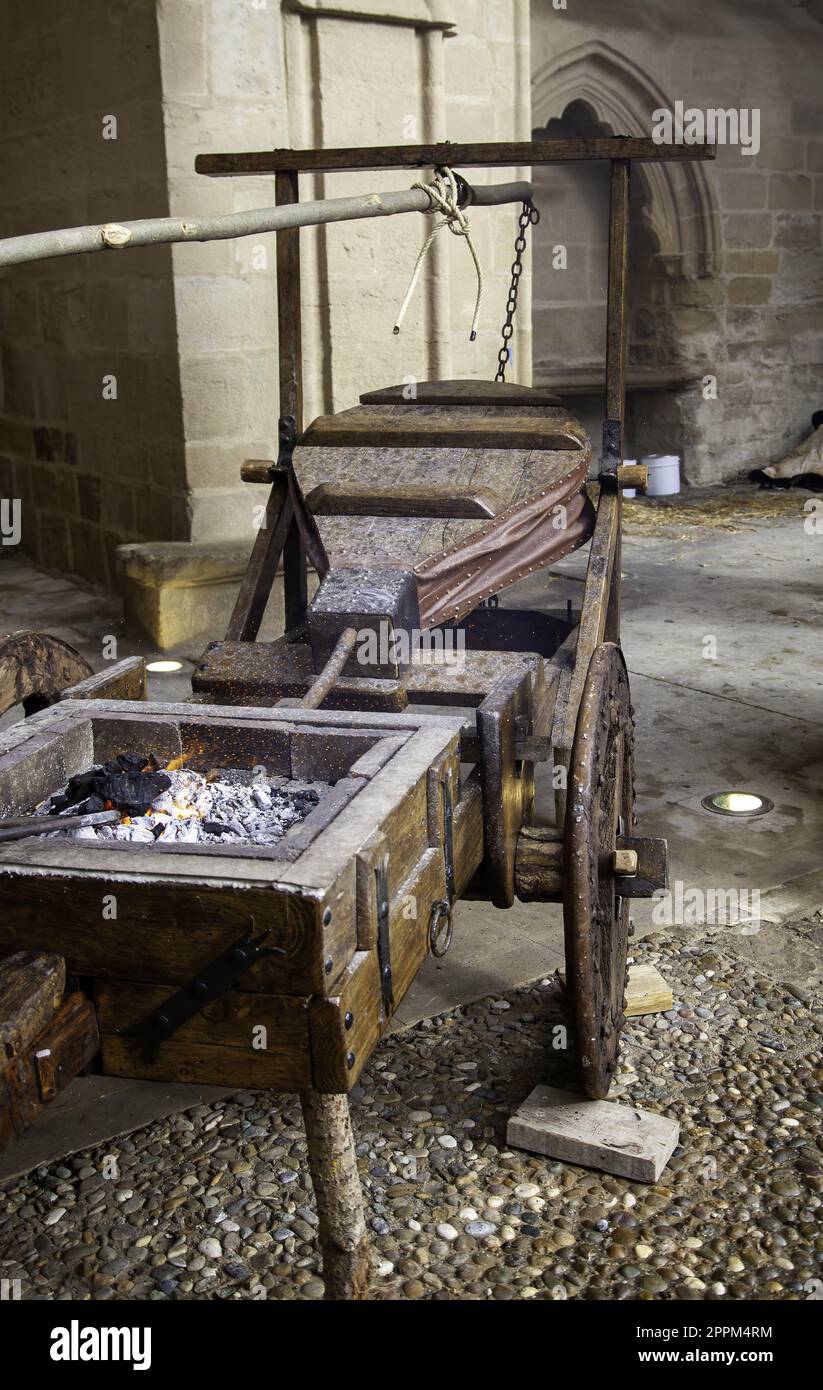 Brûler du charbon dans une forge Banque D'Images