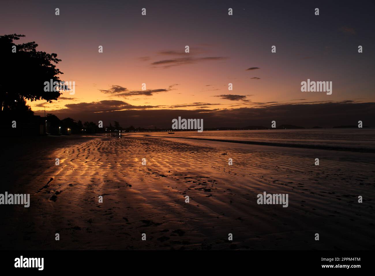 Reflets de coucher de soleil À Manguinhos Beach, Buzios, Brésil. Banque D'Images