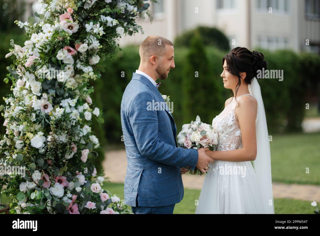 cérémonie de mariage des jeunes mariés sur la clairière Banque D'Images