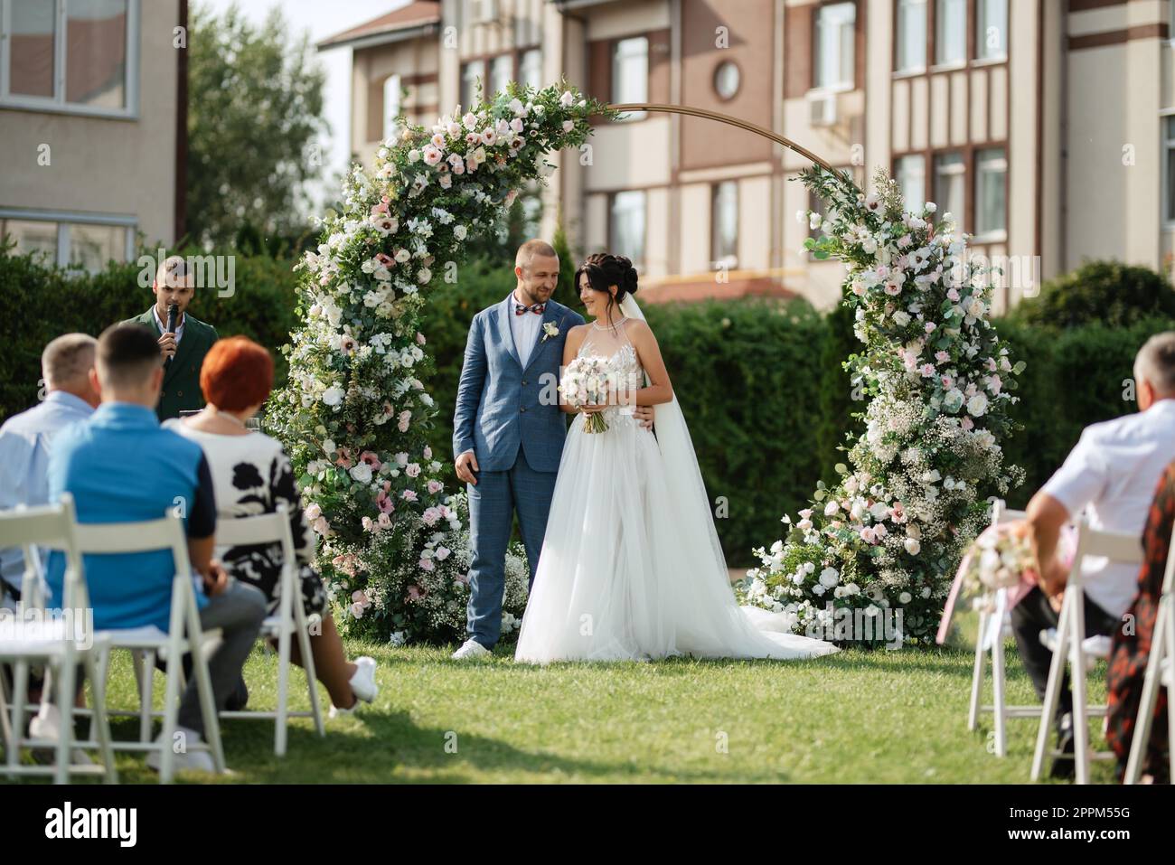 cérémonie de mariage des jeunes mariés sur la clairière Banque D'Images