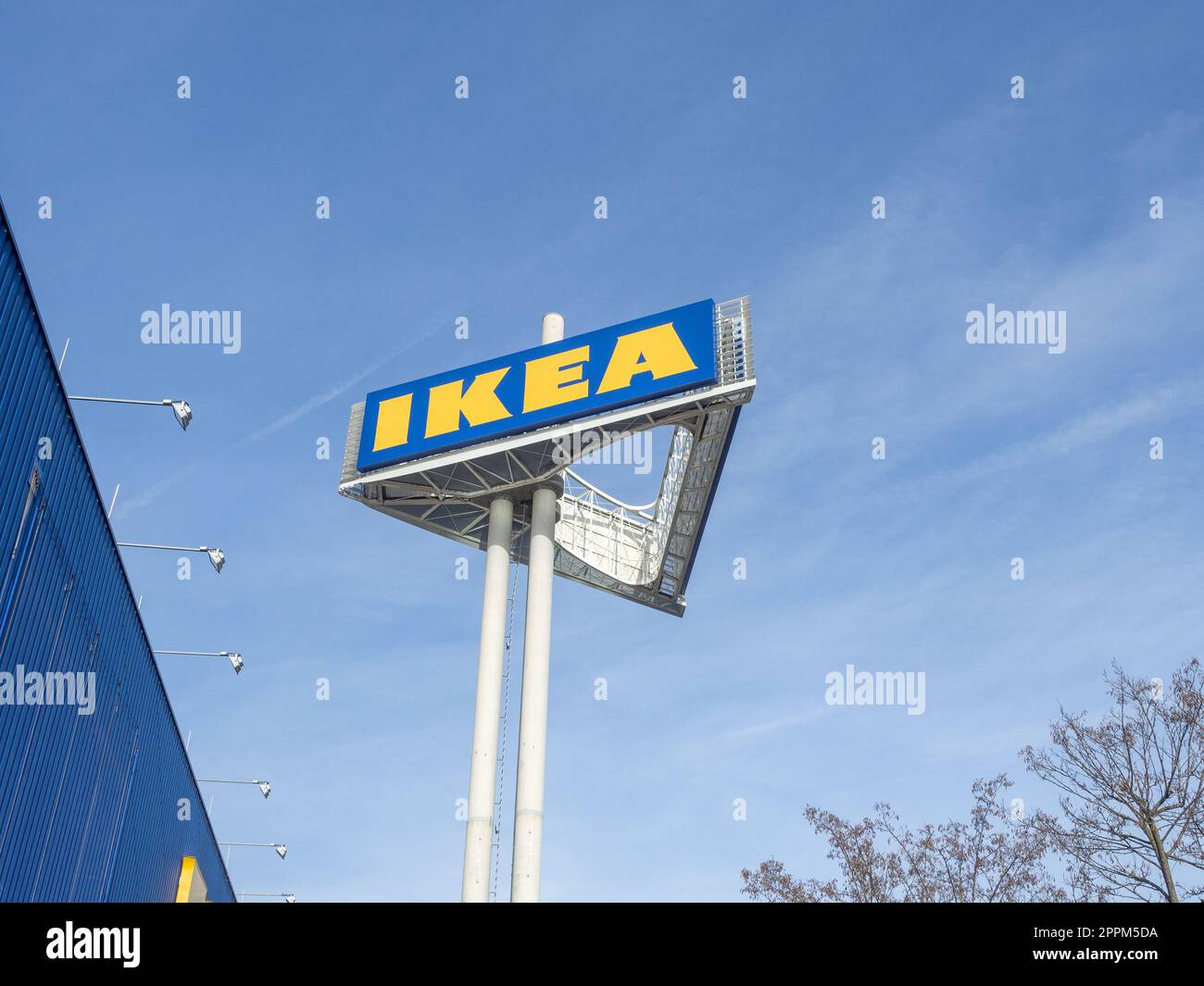 Poteau avec le logo de la société IKEA devant le magasin à Cologne Godorf Banque D'Images