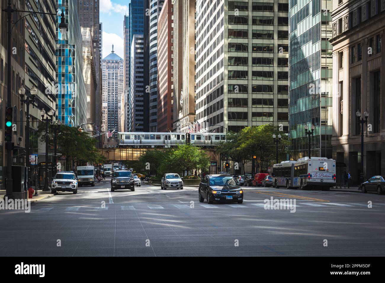Chicago : 10 octobre 2018, train sur des voies surélevées à l'intérieur des bâtiments du pont Loop, Glass and Steel entre les bâtiments - Chicago City Center - Chicago, Illinois, USA Banque D'Images