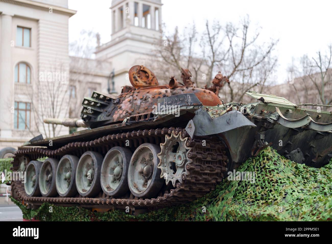 Le naufrage d'un char russe T72B se dresse maintenant comme un mémorial contre la guerre devant l'ambassade de Russie à Berlin. Ce char a été détruit le 31.3.2022 lors de la bataille de Kiev à la périphérie du village de Dmytrivka, à côté de Bucha, par des soldats de l'Ukraine, Banque D'Images