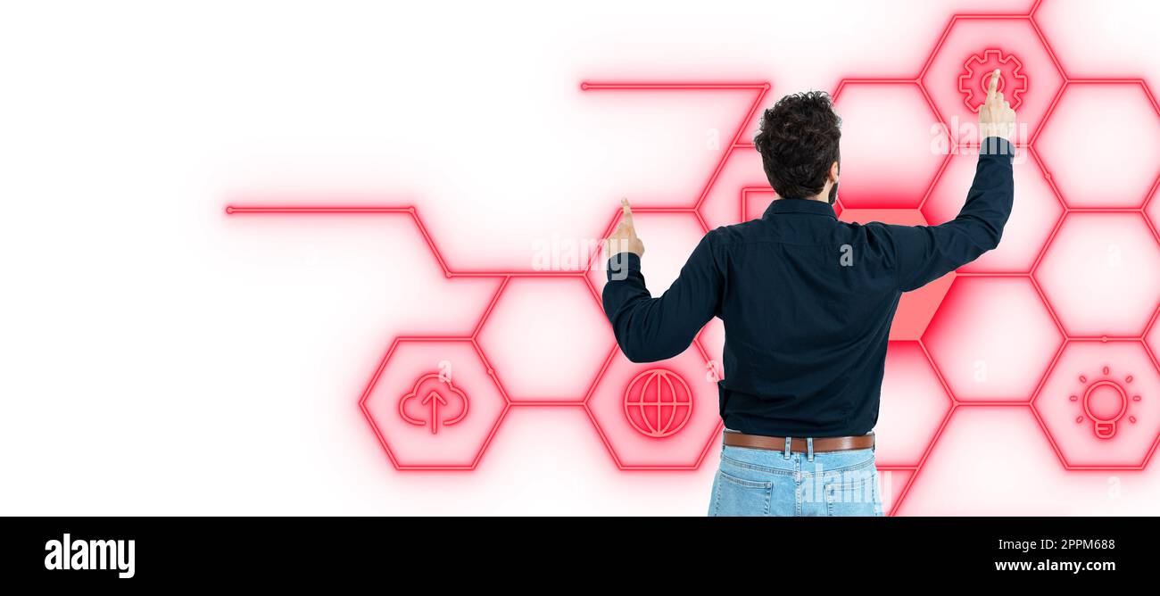 Gentleman en chemise sombre pointant vers le bouton virtuel avec deux doigts. La conception numérique futuriste présente des informations importantes et un agenda. Idées commerciales. Banque D'Images