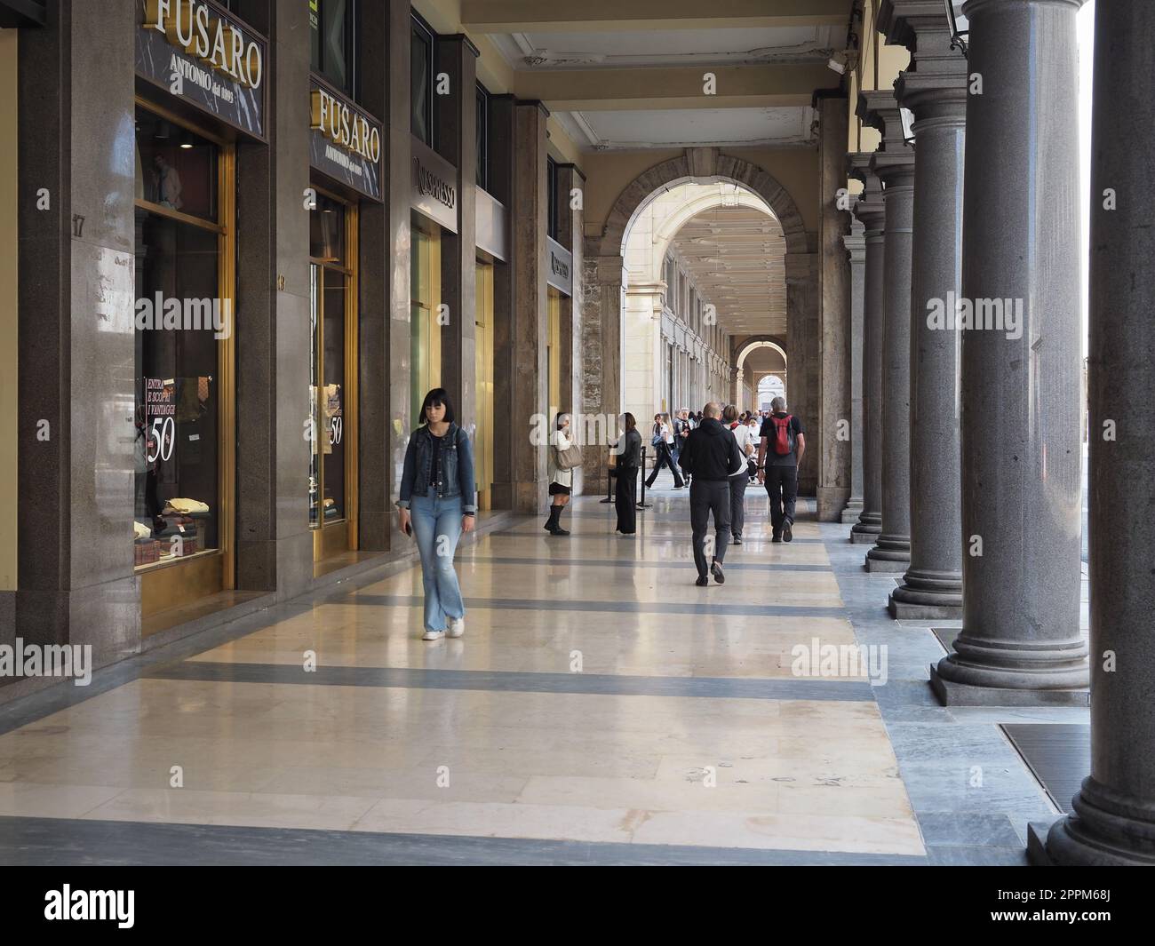 Les gens sous colonnade à Turin Banque D'Images