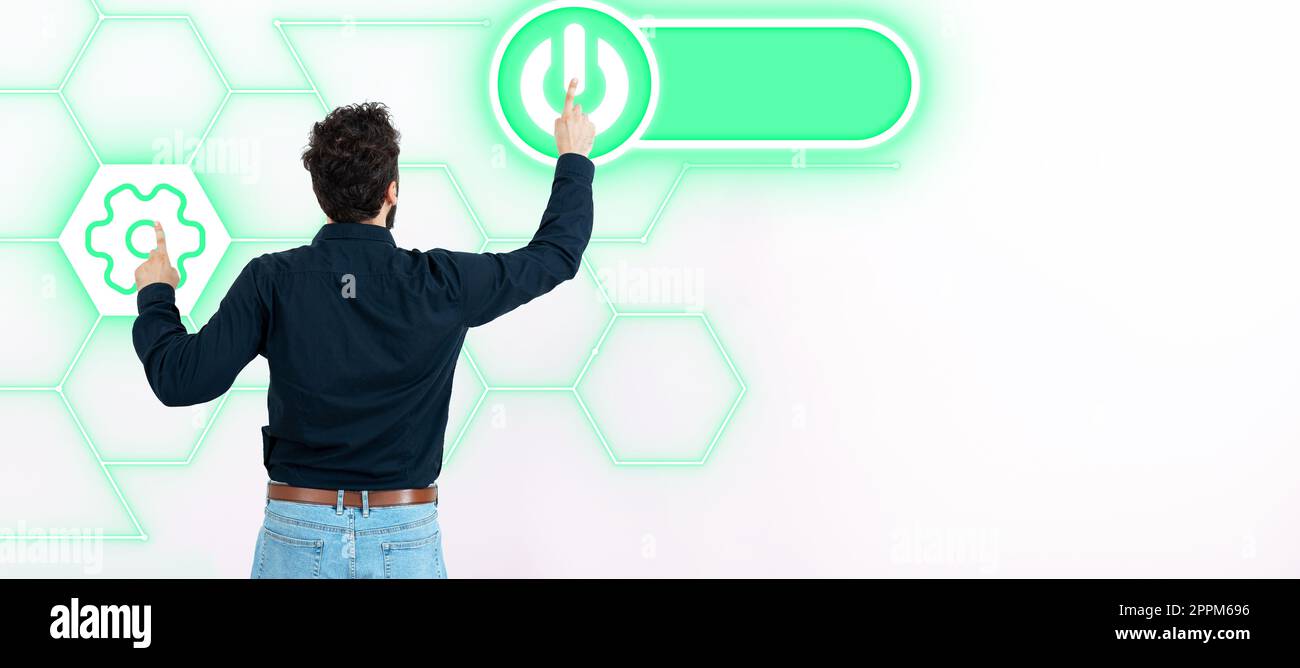 Gentleman en chemise sombre pointant vers le bouton virtuel avec deux doigts. La conception numérique futuriste présente des informations importantes et un agenda. Idées commerciales. Banque D'Images