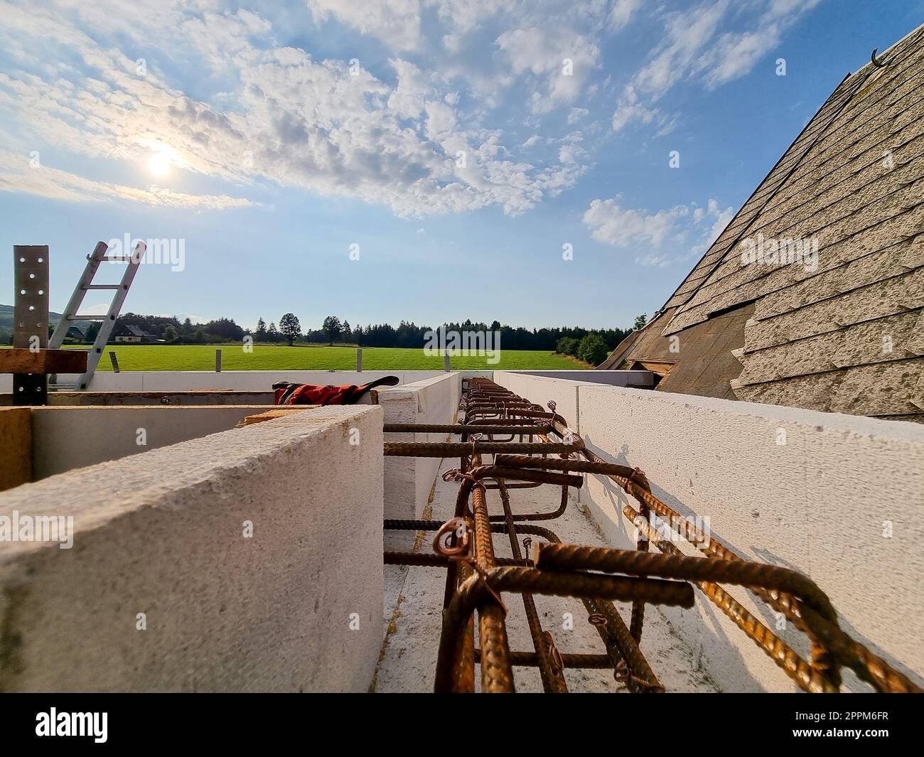 Poutres en acier renforcées avec entretoises en béton cellulaire pour poutres en béton sur les chantiers de construction. Banque D'Images