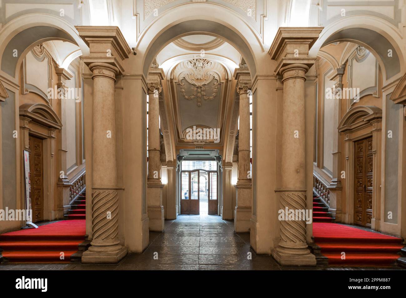 Turin, Italie - escalier Palazzo Barolo. Palais de luxe avec intérieur baroque ancien et tapis rouge Banque D'Images