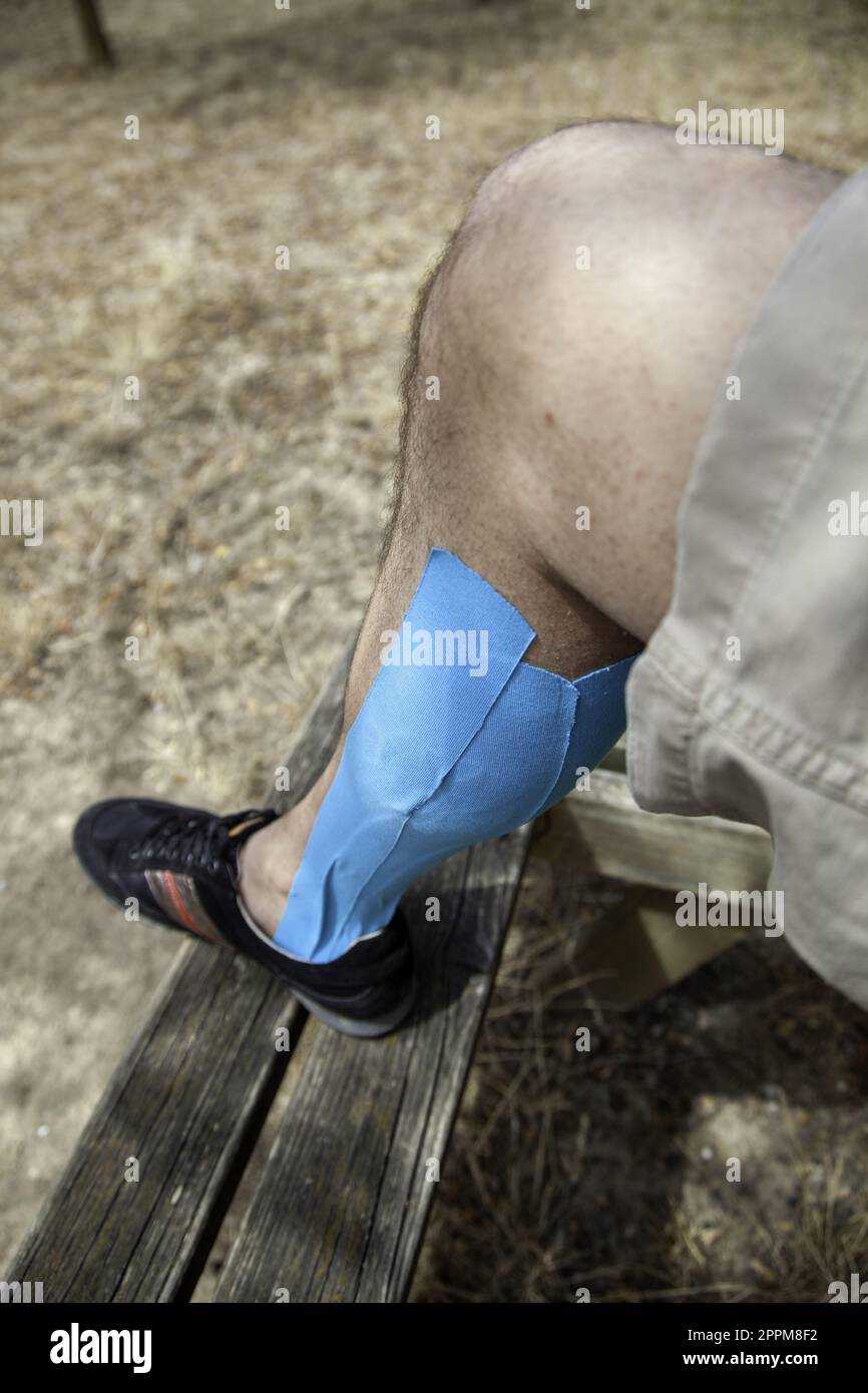 Jambe d'homme blessée Banque D'Images