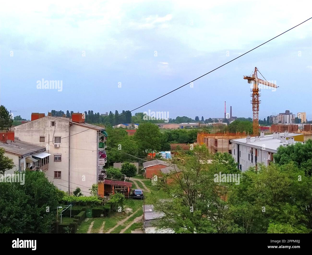 Sremska Mitrovica, Serbie. 20 juin 2020. Construction d ' un immeuble d ' appartements pour les réfugiés, les policiers, le Ministère de la justice et les militaires. Grue de levage. Banque D'Images