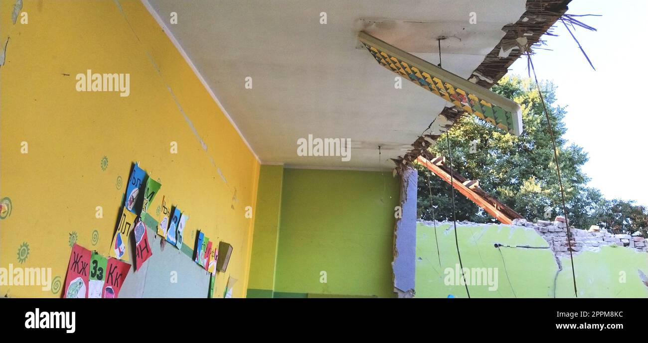 Sremska Mitrovica, Serbie, 13 août 2020. Démantèlement et démolition de l'ancienne école nommée d'après Jovan Popovic. Trous dans les murs et le plafond. Salle de classe ruinée Banque D'Images