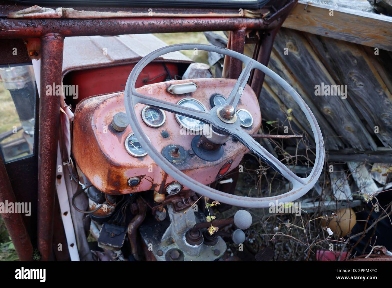 Volant et instruments sur un ancien tracteur Banque D'Images