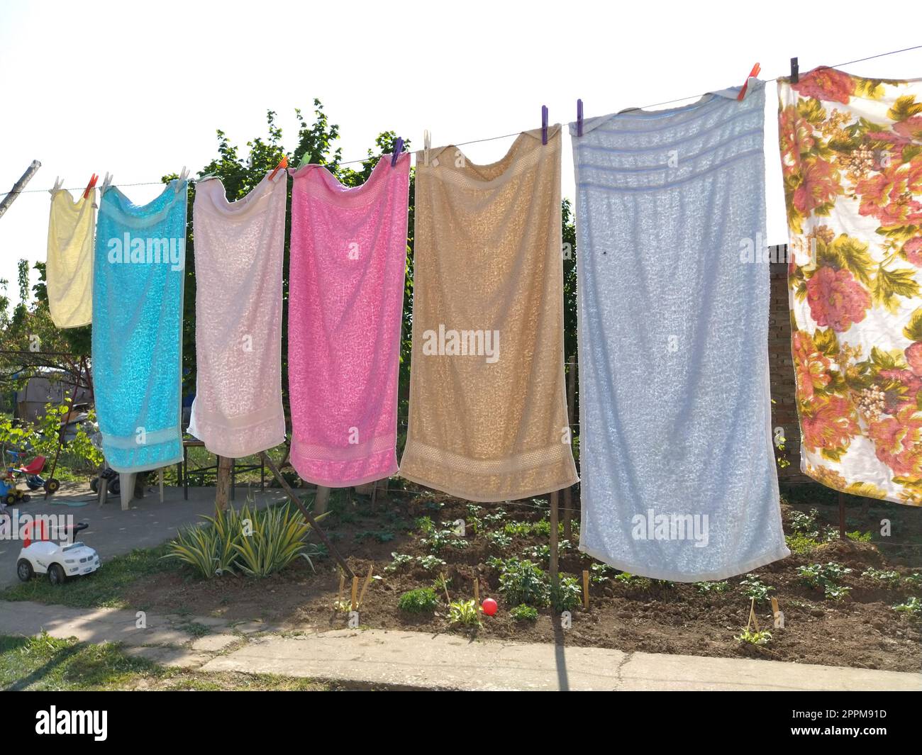 Sremska Mitrovica, Serbie le 10 juillet 2020, serviettes et vêtements secs sur une corde. La femme au foyer s'inquiète. Le chiffon humide est accroché sur les pinces à linge pour un séchage ultérieur. gros lavage Banque D'Images
