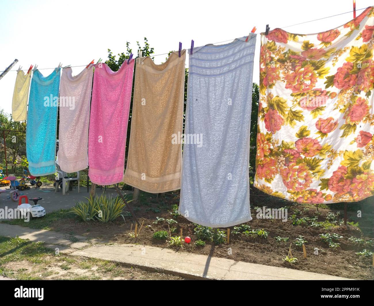 Sremska Mitrovica, Serbie le 10 juillet 2020, serviettes et vêtements secs sur une corde. La femme au foyer s'inquiète. Le chiffon humide est accroché sur les pinces à linge pour un séchage ultérieur. gros lavage Banque D'Images