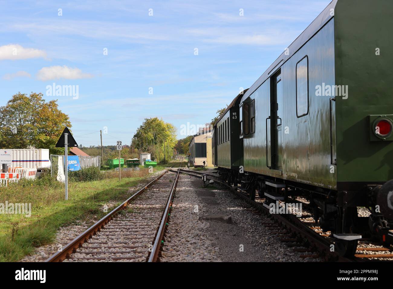 Vieux wagon de chemin de fer sur la voie d'évitement à la gare de Weissach Banque D'Images