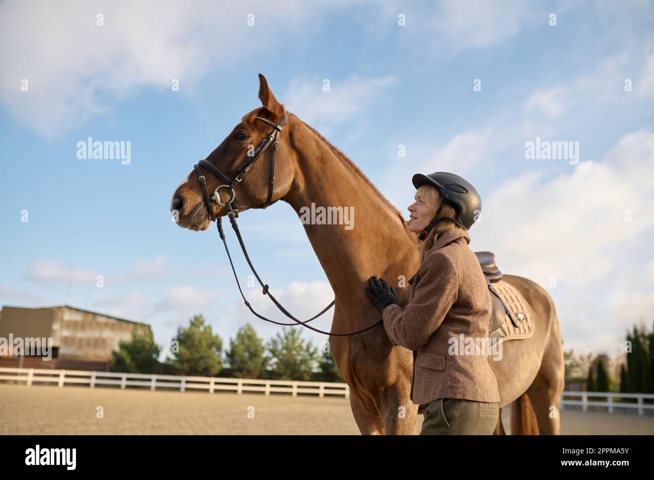 Femme pilote passant du temps avec son cheval préféré en plein air Banque D'Images