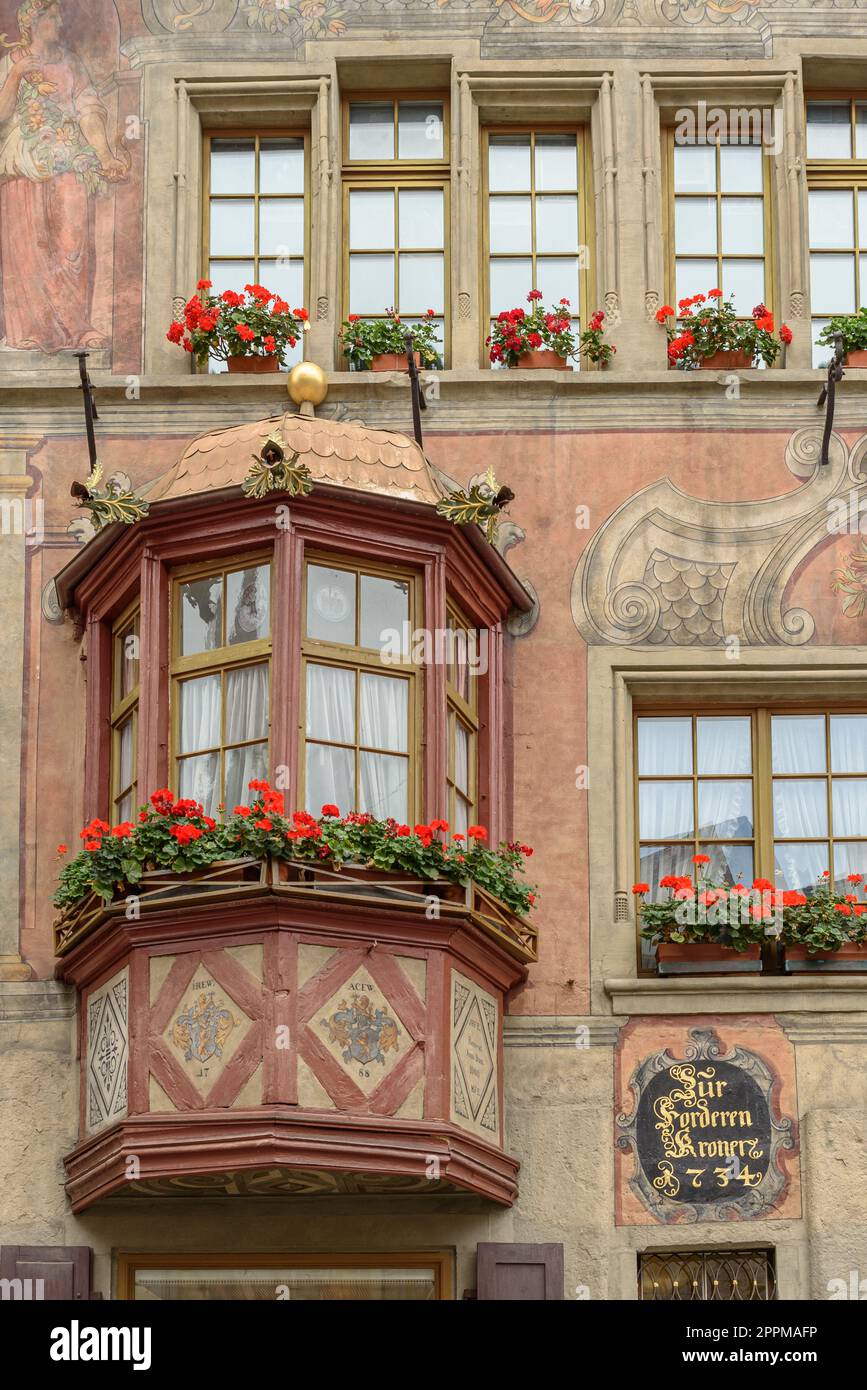 Gros plan de la maison colorée avec des fresques et oriel sur la place de la mairie dans la vieille ville médiévale de Stein am Rhein Banque D'Images