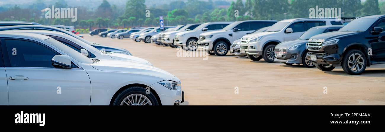 Voiture garée sur le parking extérieur. Voiture d'occasion à vendre et service de location. Antécédents en assurance automobile. Parking automobile. Concept de concessionnaire automobile et d'agent concessionnaire. Industrie automobile. Société concessionnaire Banque D'Images