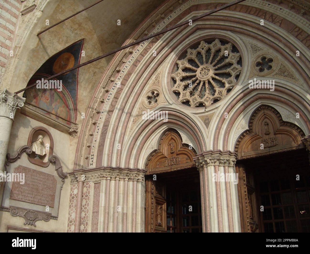 Assise, Italie, 10 décembre 2020. Entrée à l'église de San Francesco à Assise, la basilique de Saint François au monastère Sacro Convento. Le temple principal de l'ordre franciscain en Ombrie Banque D'Images