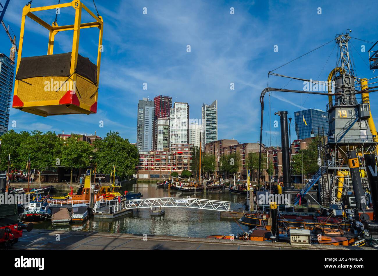 ROTTERDAM, PAYS-BAS - 26 AOÛT 2013 : vue extérieure depuis le Musée maritime dans le quartier maritime de Rotterdam, pays-Bas. Le district maritime était à l'origine une zone portuaire, en train d'être transformé en une zone habitable Banque D'Images
