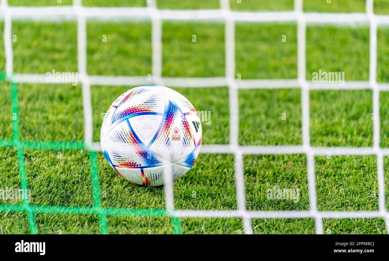 Wien, Autriche - 24 février 2023: Le ballon de football dans le but Banque D'Images