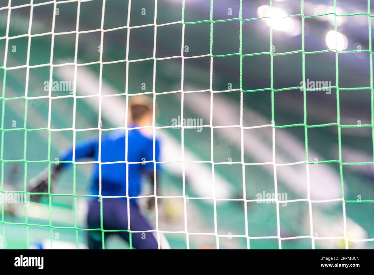 Vue floue gardien de but de football dans le but Banque D'Images