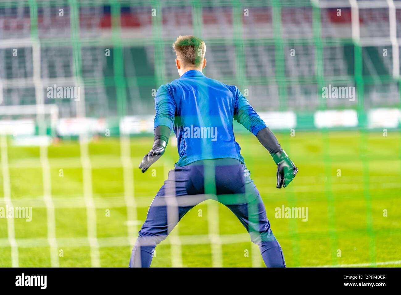 le gardien de but saisit le ballon dans le but d'un match de football Banque D'Images
