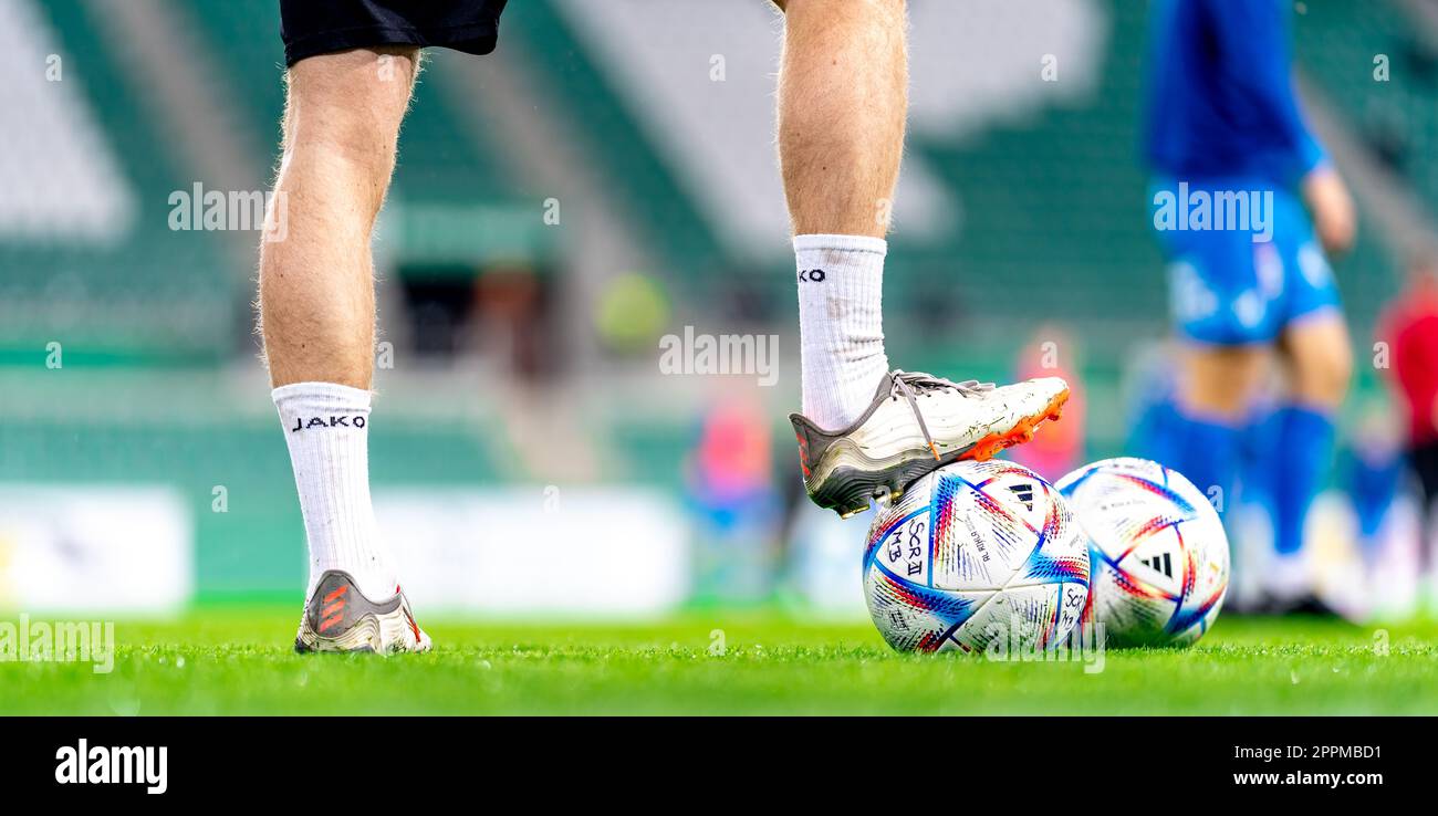 Wien, Autriche - 24 février 2023: Ballon de football sur le terrain, deuxième ligue autrichienne Banque D'Images